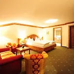 Max Hotel
