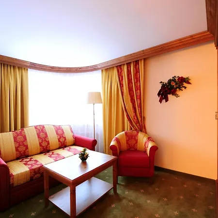 Max 4* سيرفاوس